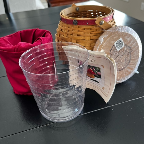 2004 Longaberger Rose Parade basket, cover, liner & plastic insert. - Picture 2 of 5